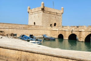 マラケシュ発：エッサウィラへの少人数1日ツアー（港とビーチ）