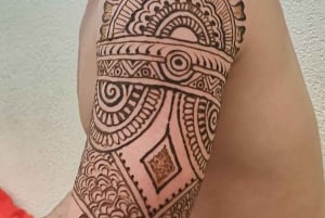 Marrakech : Atelier de tatouage au henné avec thé à la menthe