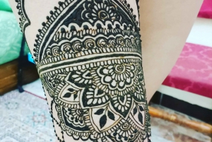 Marrakech : Atelier de tatouage au henné avec thé à la menthe