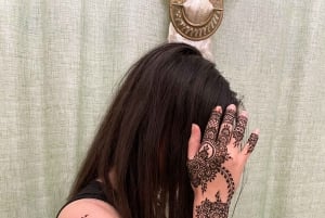 Marrakech : Atelier de tatouage au henné avec thé à la menthe