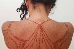 Marrakech : Atelier de tatouage au henné avec thé à la menthe