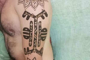 Marrakech : Atelier de tatouage au henné avec thé à la menthe