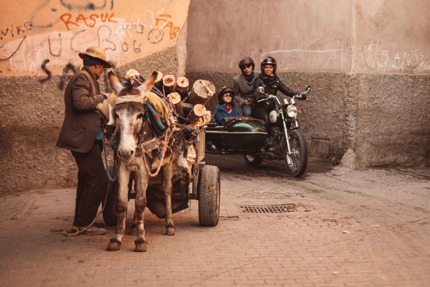 Les joyaux cachés de Marrakech : visite guidée vintage en side-car d'une heure et demie