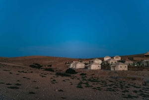 Marrakech: Pernottamento di lusso nel deserto di Agafay e cena spettacolo