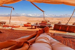 Marrakechista: Agafayn aavikon auringonlaskuillallinen live-esityksen kanssa.