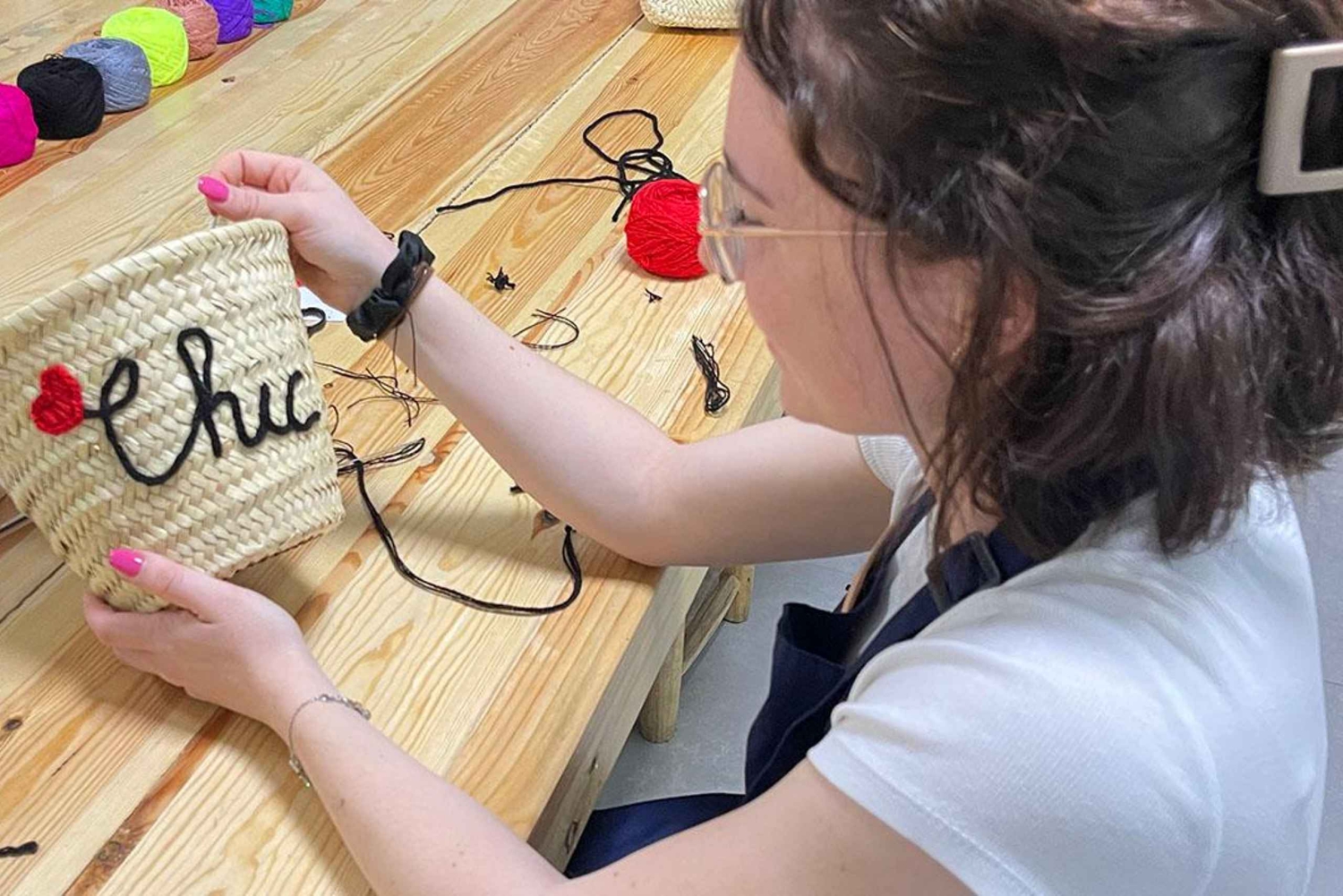 Taller de bordado de cestas en la medina de Marrakech