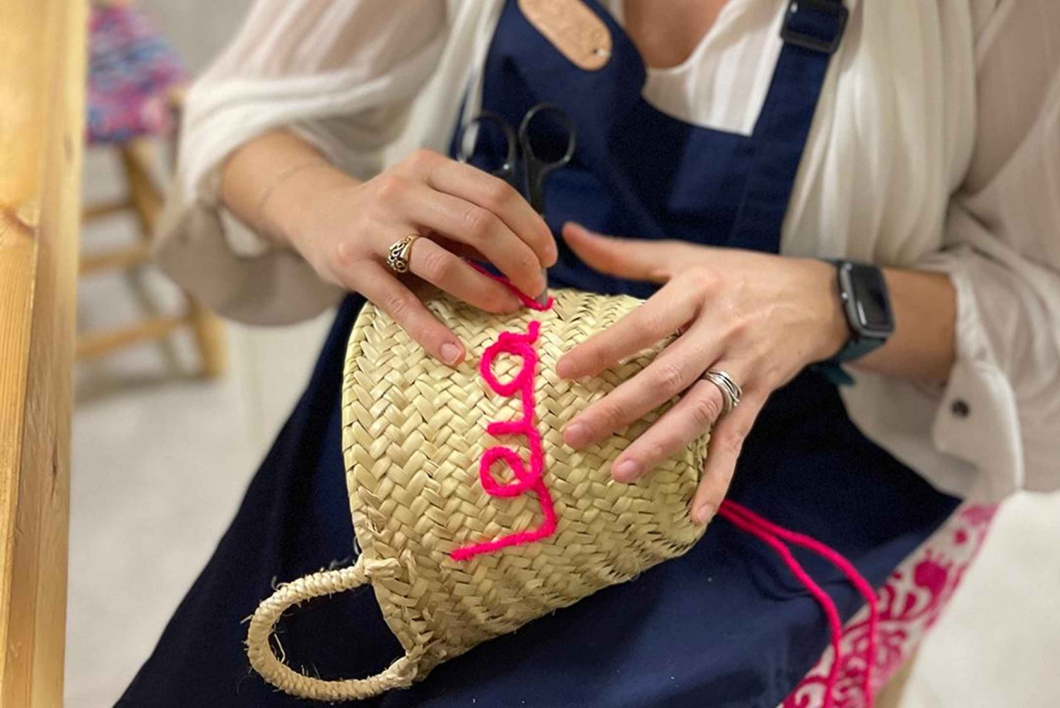 Taller de bordado de cestas en la medina de Marrakech