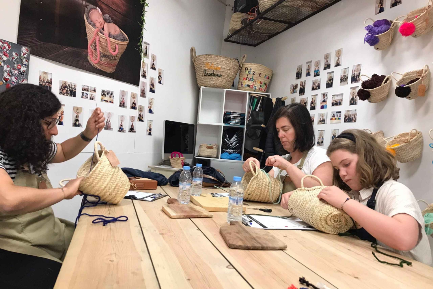 Taller de bordado de cestas en la medina de Marrakech