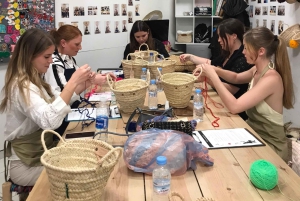 Taller de bordado de cestas en la medina de Marrakech