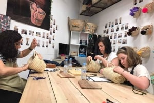 Taller de bordado de cestas en la medina de Marrakech