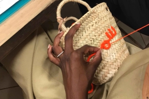 Taller de bordado de cestas en la medina de Marrakech