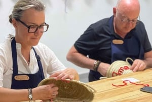 Taller de bordado de cestas en la medina de Marrakech