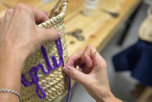 Taller de bordado de cestas en la medina de Marrakech
