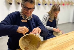 Taller de bordado de cestas en la medina de Marrakech