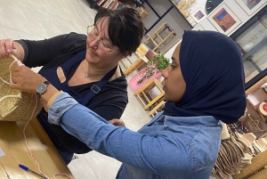 Taller de bordado de cestas en la medina de Marrakech