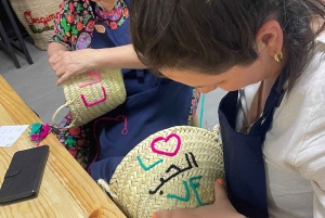 Taller de bordado de cestas en la medina de Marrakech