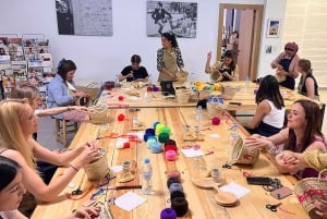 Taller de bordado de cestas en la medina de Marrakech