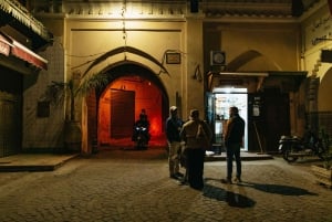Marrakech: Excursão a pé pela Medina à noite com chá marroquino