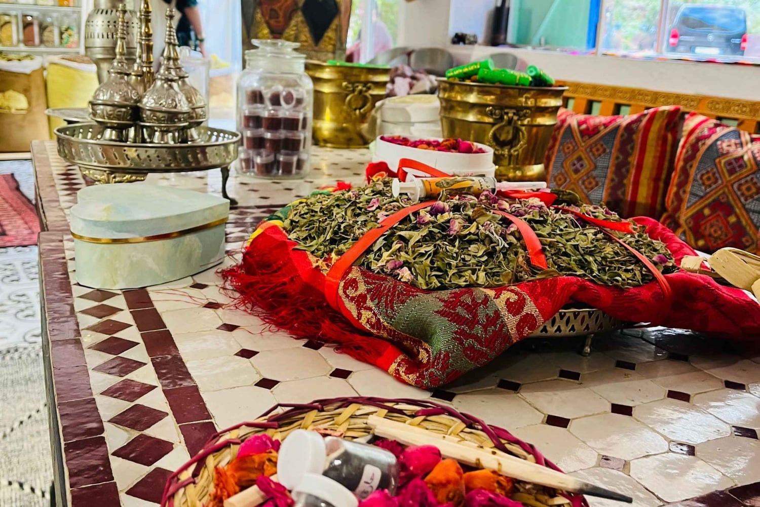 マラケシュ発：ウリカ渓谷の滝観光＆ランチ付きガイド付きハイキング