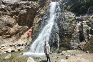 マラケシュ発：ウリカ渓谷の滝観光＆ランチ付きガイド付きハイキング