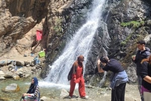 マラケシュ発：ウリカ渓谷の滝観光＆ランチ付きガイド付きハイキング