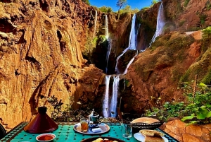 Marrakech: Kameli- ja mönkijäkierros auringonlaskun, illallisen ja esityksen kera