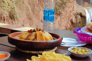 Marrakech: Kameli- ja mönkijäkierros auringonlaskun, illallisen ja esityksen kera