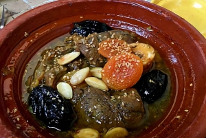 Marrakech: Kameli- ja mönkijäkierros auringonlaskun, illallisen ja esityksen kera