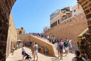 マラケシュ発：エッサウィラの海岸とメディナへの日帰りツアー（少人数制）