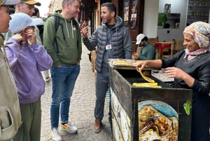 Comida callejera en Marrakech con guía local