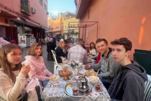 Marrakechin katuruokaa paikallisen oppaan kanssa
