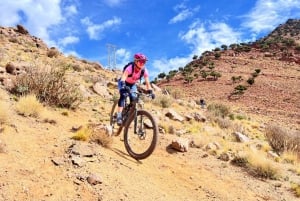 Agafay-Wüste, Kamelritt, marokkanisches Abendessen und Feuershow