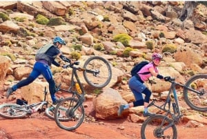 Agafay-Wüste, Kamelritt, marokkanisches Abendessen und Feuershow