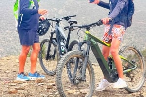 Agafay-Wüste, Kamelritt, marokkanisches Abendessen und Feuershow