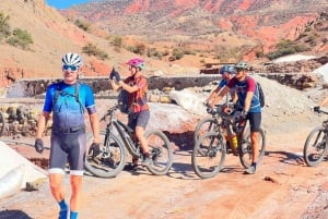 Agafay-Wüste, Kamelritt, marokkanisches Abendessen und Feuershow