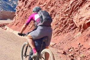 Agafay-Wüste, Kamelritt, marokkanisches Abendessen und Feuershow