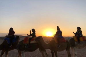 De:Marrakech Agafay Deserto passeio de camelo jantar com pôr do sol