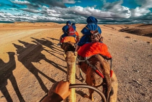 Marrakesh: Tramonto nel deserto di Agafay, giro in cammello, cena e spettacolo