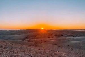 Marrakesch: Sonnenuntergang in der Agafay-Wüste, Kamelritt, Abendessen mit Show
