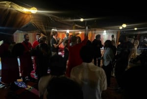 Marrakesh: Aavikon auringonlasku illallisella ja show'lla