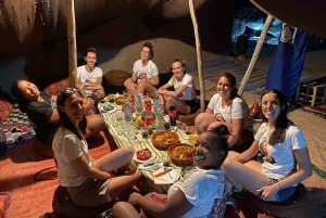 Marrakesh: Aavikon auringonlasku illallisella ja show'lla