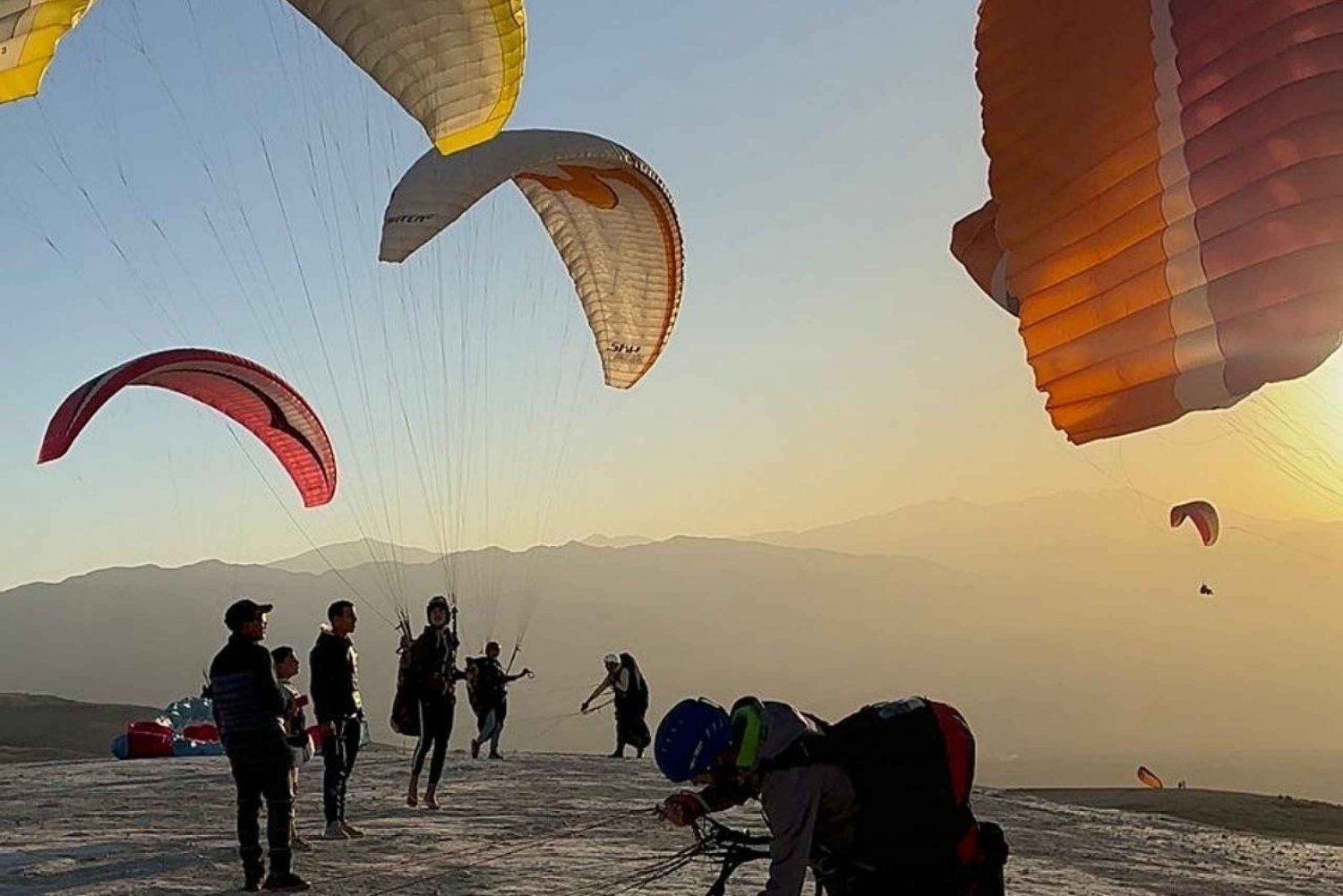 Aventura de parapente com vistas do deserto de Agafay e do Monte Atlas