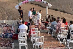 Dîner-spectacle dans le désert et balade à dos de chameau au coucher du soleil