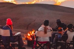 Dîner-spectacle dans le désert et balade à dos de chameau au coucher du soleil