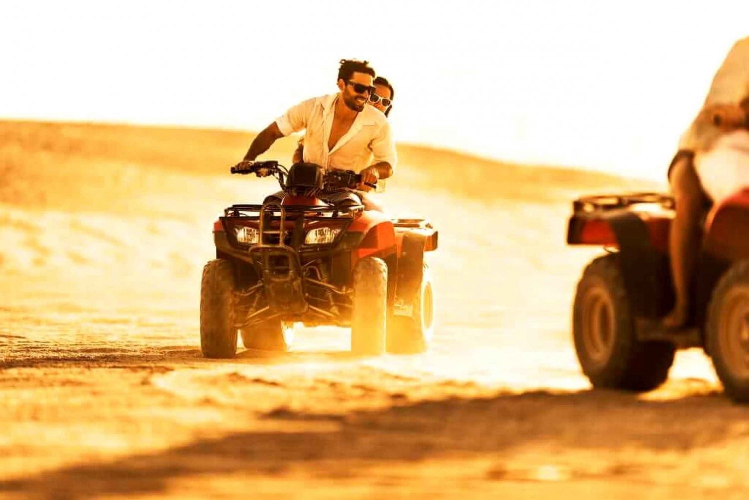Randonnée en quad dans le désert d'Agafay avec déjeuner, balade à dos de chameau et piscine