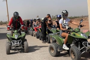 Quadrijden in de woestijn met palmbomen van Marrakech