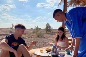 Quadrijden in de woestijn met palmbomen van Marrakech