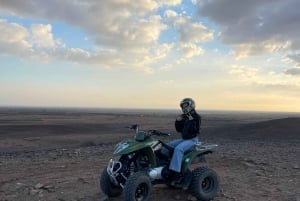 Quadrijden in de woestijn met palmbomen van Marrakech