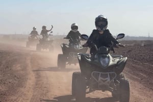 Quadrijden in de woestijn met palmbomen van Marrakech