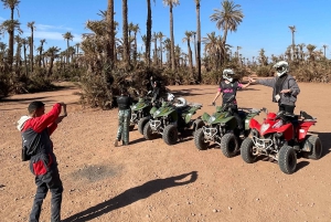 Quadrijden in de woestijn met palmbomen van Marrakech